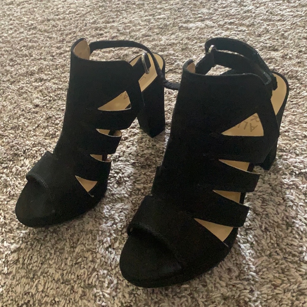 Black size 6 naturalized heels